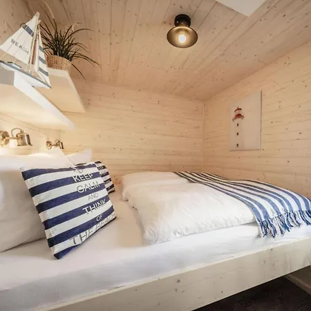 Houseboat Grey Seal Comfortable Vacation Båthotell